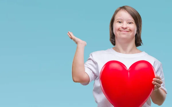 Junge Erwachsene Frau Mit Syndrom Hält Rotes Herz Über Isoliertem — Stockfoto