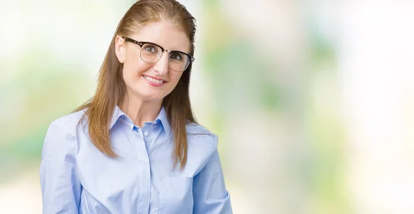 Smuk Midaldrende Moden Forretningskvinde Iført Briller Isoleret Baggrund Hænder Sammen - Stock-foto