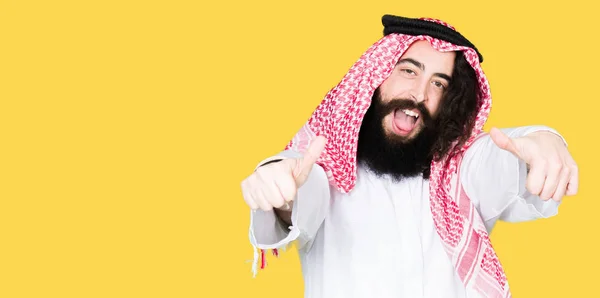 Arabischer Geschäftsmann Mit Langen Haaren Und Traditionellem Keffiyeh Schal Der — Stockfoto