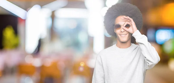 Unga Afroamerikanska Man Med Afro Hår Bär Solglasögon Gör Gest — Stockfoto