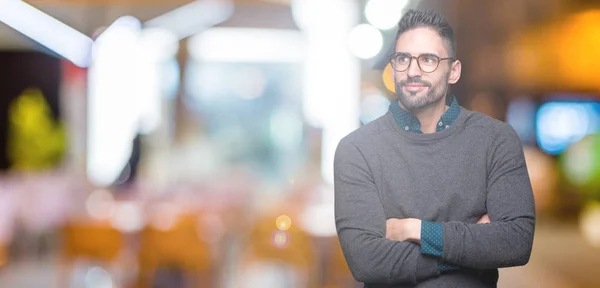 Joven Hombre Guapo Con Gafas Sobre Fondo Aislado Sonriendo Mirando — Foto de Stock