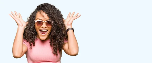 Joven Hermosa Mujer Con Pelo Rizado Con Gafas Sol Color — Foto de Stock