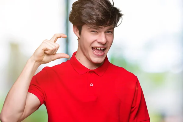 Homem Bonito Jovem Vestindo Camiseta Vermelha Sobre Fundo Isolado Sorrindo — Fotografia de Stock