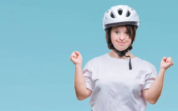 年轻的成人骑自行车妇女与唐氏综合征戴安全头盔在孤立的背景庆祝疯狂和疯狂的成功与胳膊举起和闭着眼睛尖叫兴奋 获奖者概念 — 图库照片