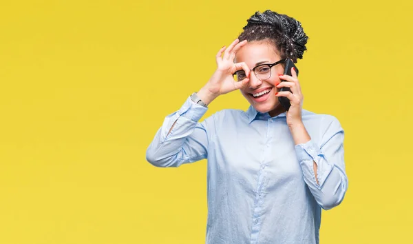 Joven Chica Negocios Afroamericana Trenzada Pelo Mostrando Llamando Usando Teléfono —  Fotos de Stock