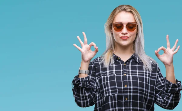 Mujer Rubia Joven Con Gafas Sol Sobre Fondo Aislado Relajarse —  Fotos de Stock