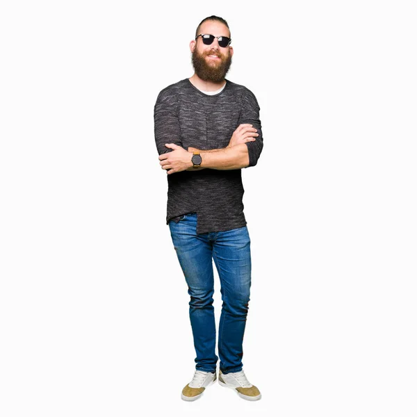 Junger Hipster Mann Mit Sonnenbrille Fröhlichem Gesicht Und Verschränkten Armen — Stockfoto