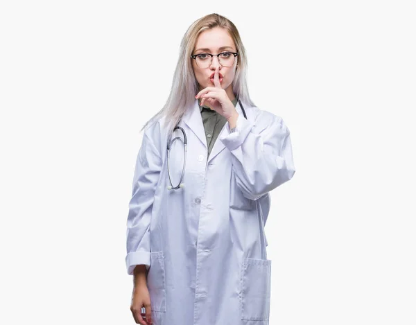 Jonge Blonde Dokter Vrouw Geïsoleerde Achtergrond Vragen Stil Met Vinger — Stockfoto