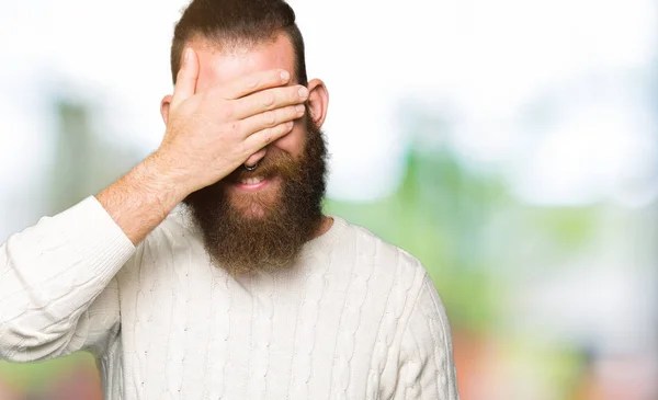 Joven Hombre Hipster Vistiendo Suéter Invierno Sonriendo Riendo Con Mano —  Fotos de Stock