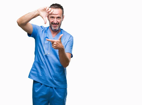 Homem Médico Meia Idade Hoary Sênior Vestindo Uniforme Médico Sobre — Fotografia de Stock