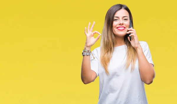 Giovane Bella Donna Che Parla Chiamando Utilizzando Smartphone Sfondo Isolato — Foto Stock