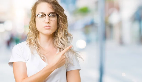 Vacker Ung Blond Kvinna Bär Glasögon Över Isolerade Bakgrund Pekar — Stockfoto