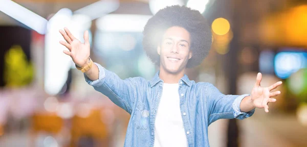 Joven Afroamericano Con Cabello Afro Mirando Cámara Sonriendo Con Los — Foto de Stock