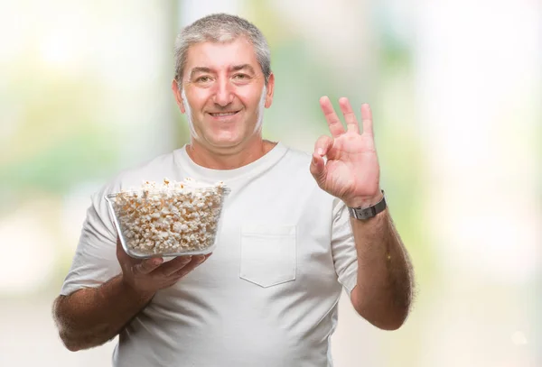 Schöner Älterer Mann Der Popcorn Über Isoliertem Hintergrund Isst Und — Stockfoto