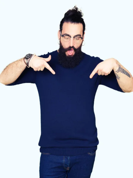 Homem Jovem Hipster Com Cabelos Longos Barba Vestindo Óculos Apontando — Fotografia de Stock