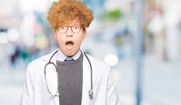 Fiatal Jóképű Orvos Ember Visel Orvosi Kabát Félek Megdöbbentem Kifejezés — Stock Fotó