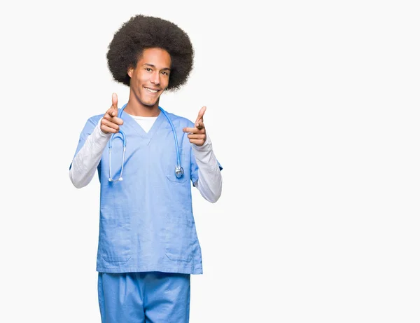 Joven Afroamericano Médico Hombre Con Pelo Afro Señalando Los Dedos — Foto de Stock
