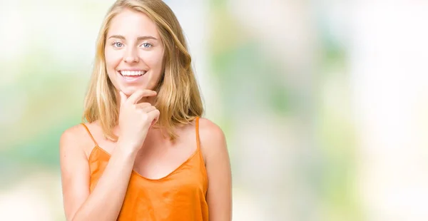 Hermosa Mujer Joven Con Camisa Naranja Sobre Fondo Aislado Mirando —  Fotos de Stock