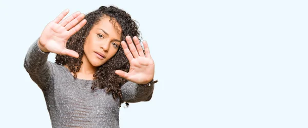 Jeune Belle Femme Aux Cheveux Bouclés Portant Pull Gris Sourire — Photo