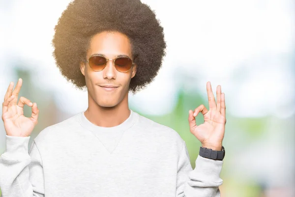 Americký Mladík Afro Vlasy Nosí Sluneční Brýle Relax Usmívá Očima — Stock fotografie