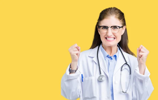 Średnim Wieku Lekarz Dorosła Kobieta Noszenia Medycyna Płaszcz Białym Tle — Zdjęcie stockowe