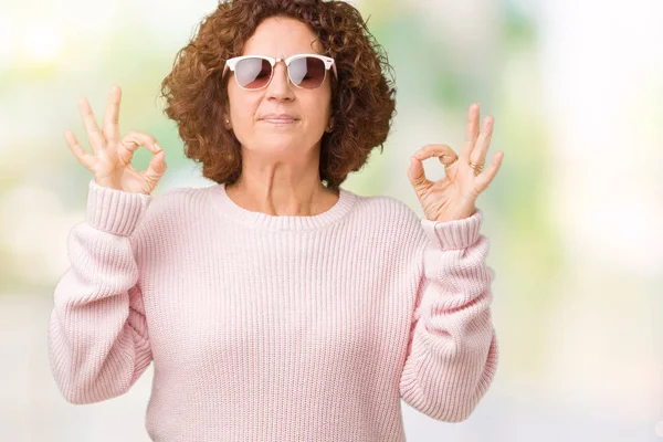 Schöne Seniorin Mittleren Alters Rosa Pullover Und Sonnenbrille Über Isoliertem — Stockfoto