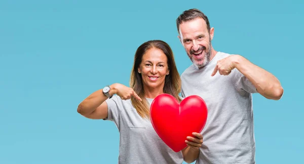 Średnim Wieku Hiszpanin Dorywczo Para Zakochanych Trzymając Czerwone Serce Białym — Zdjęcie stockowe