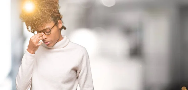 Szemüveg Viselése Alatt Elszigetelt Háttér Gyönyörű Fiatal Afro Amerikai Fáradt — Stock Fotó