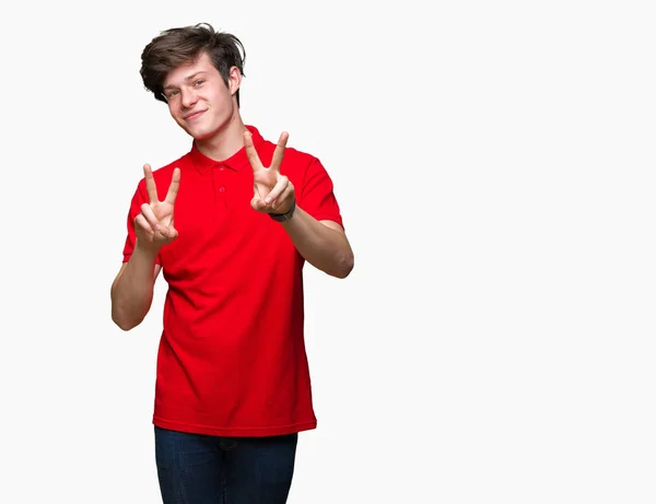 Joven Hombre Guapo Con Camiseta Roja Sobre Fondo Aislado Sonriendo —  Fotos de Stock