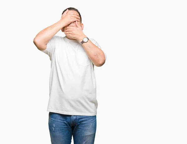 Middelbare Leeftijd Arabische Man Wearig Witte Shirt Geïsoleerde Achtergrond Bedekking — Stockfoto