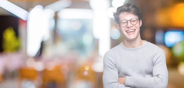 Homem Bonito Jovem Usando Óculos Sobre Fundo Isolado Rosto Feliz — Fotografia de Stock