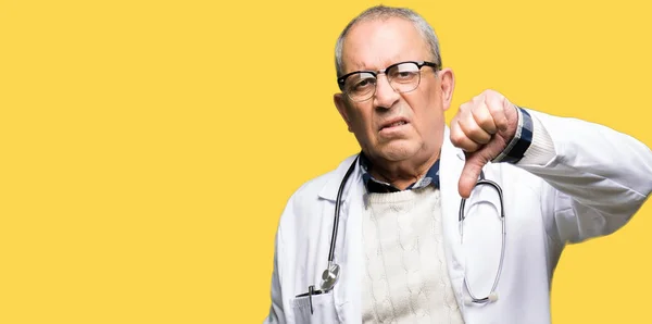Przystojny Doktor Starszy Człowiek Sobie Medycznych Płaszcz Patrząc Niezadowolony Zły — Zdjęcie stockowe