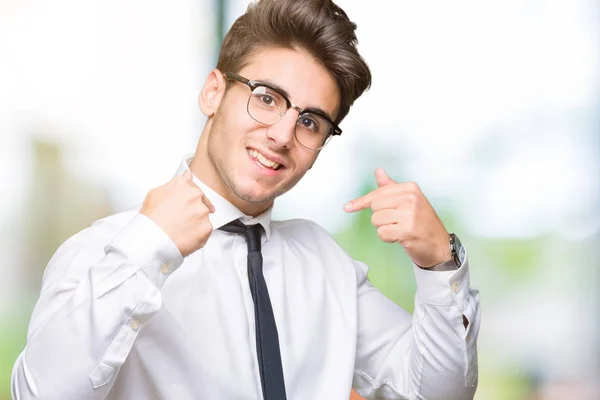 Junger Geschäftsmann Mit Brille Vor Isoliertem Hintergrund Sieht Selbstbewusst Aus — Stockfoto