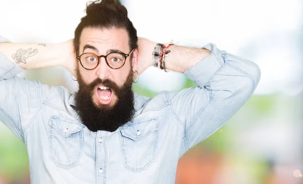 Jeune Homme Hipster Aux Cheveux Longs Barbe Portant Des Lunettes — Photo