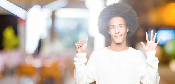 Jovem Homem Afro Americano Com Cabelo Afro Vestindo Camisola Inverno — Fotografia de Stock