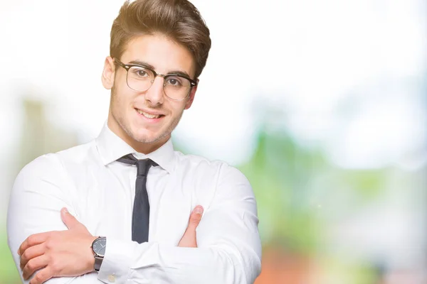 Ein Junger Geschäftsmann Mit Brille Vor Isoliertem Hintergrund Lächelt Glücklich — Stockfoto