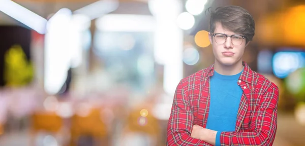 Giovane Studente Bello Uomo Con Gli Occhiali Sfondo Isolato Scettico — Foto Stock
