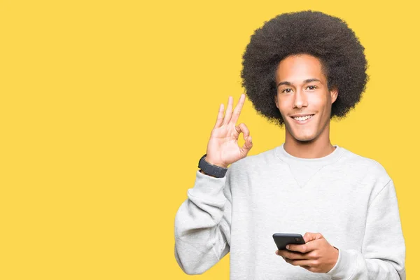 Mladý Američan Afričana Muž Afro Vlasy Pomocí Chytrého Telefonu Dělá — Stock fotografie