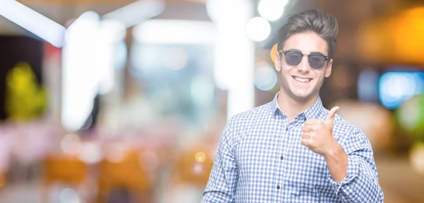 Mladý Pohledný Muž Nosí Sluneční Brýle Izolované Pozadí Dělá Šťastné — Stock fotografie