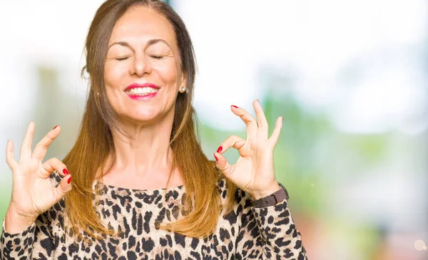 Hermosa Mujer Mediana Edad Con Leopardo Vestido Animal Print Relajarse — Foto de Stock