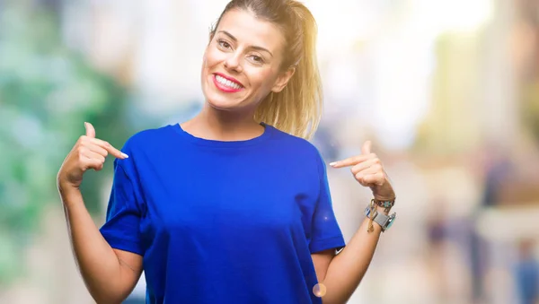 Mooie Jongedame Dragen Casual Blauw Shirt Geïsoleerde Achtergrond Zoek Vertrouwen — Stockfoto