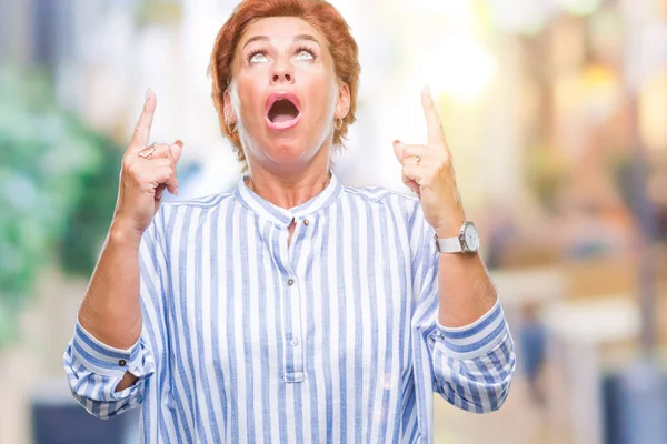 Atractiva Mujer Pelirroja Caucásica Senior Sobre Fondo Aislado Asombrada Sorprendida —  Fotos de Stock