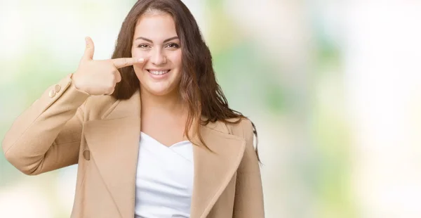 Mooie Grootte Jonge Vrouw Dragen Winterjas Geïsoleerd Background Pointing Met — Stockfoto