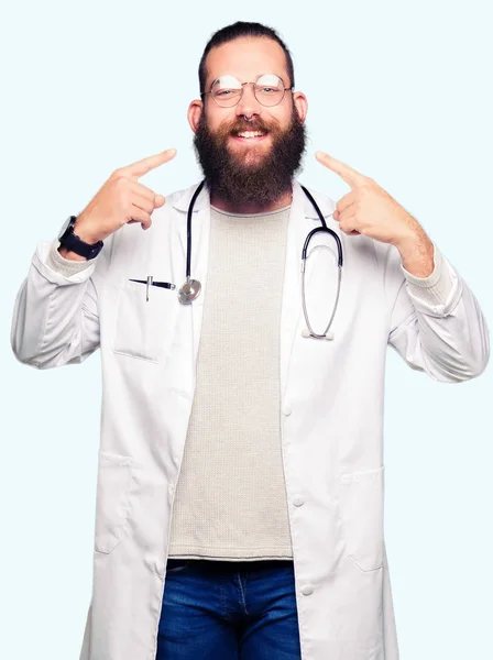 Jeune Homme Blond Médecin Avec Barbe Vêtu Manteau Médical Souriant — Photo