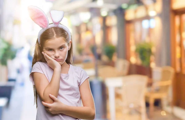 Mooi Meisje Dragen Easter Bunny Oren Geïsoleerde Achtergrond Denken Zoek — Stockfoto