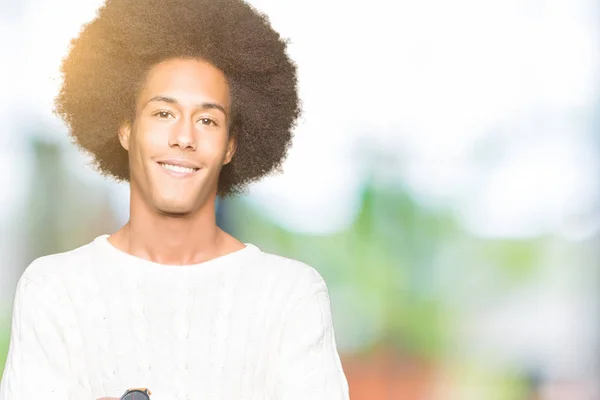 Молодий Афроамериканець Людиною Афро Волосся Носити Взимку Светр Щасливим Обличчям — стокове фото