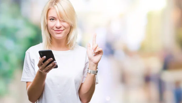 Jovem Mulher Loira Bonita Usando Smartphone Sobre Fundo Isolado Surpreso — Fotografia de Stock