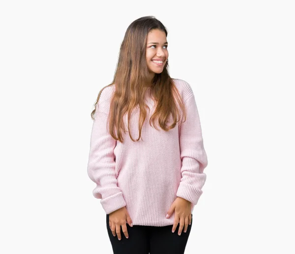 若い美しいブルネット女性の孤立した背景が笑顔で側に自然な表現の顔に離れて見るピンク冬セーターを着ています 自信を持って笑ってください — ストック写真