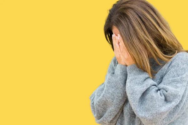 上冬のセーターを着て美しい中年女性は泣きながら手で顔を覆っている悲しそうな表情と背景を分離しました うつ病の概念 — ストック写真