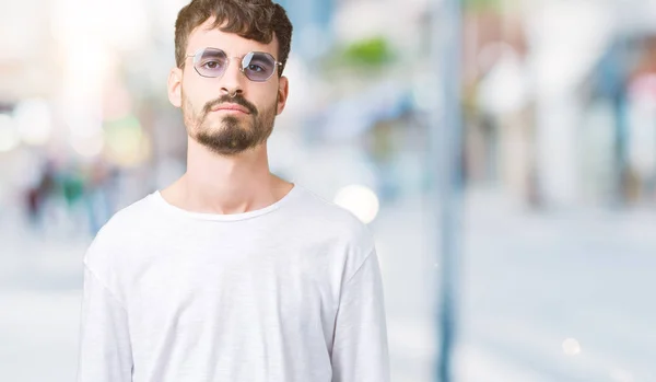 Junger Gutaussehender Mann Mit Sonnenbrille Über Isoliertem Hintergrund Und Ernstem — Stockfoto